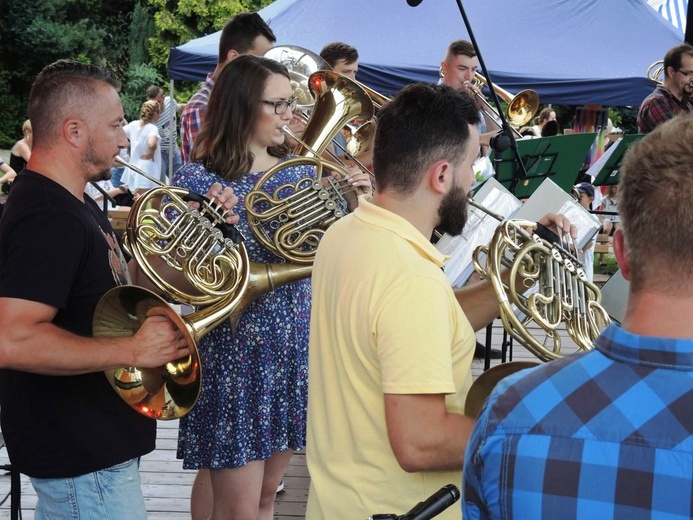 10. Biesiada fundacji "Krzyż Dziecka" w Pisarzowicach