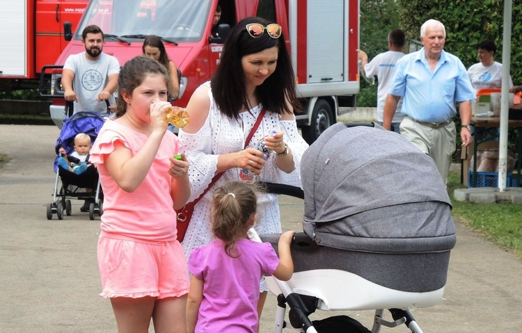 10. Biesiada fundacji "Krzyż Dziecka" w Pisarzowicach