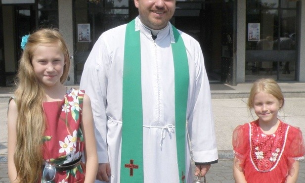 Ks. Bartłomiej Cieślak z Klaudią i Oliwią, siostrami z Mysłowic.