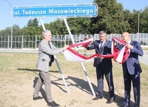 Nowa ulica nosi nazwę al. Tadeusza Mazowieckiego.