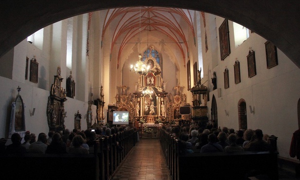 Z sali koncertowej do kościoła