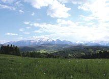 Górskie wędrówki dają czas, by zajrzeć w głąb siebie, ale też dłużej porozmawiać z towarzyszami. Na zdjęciu panorama Tatr w miejscowości Łapszanka.