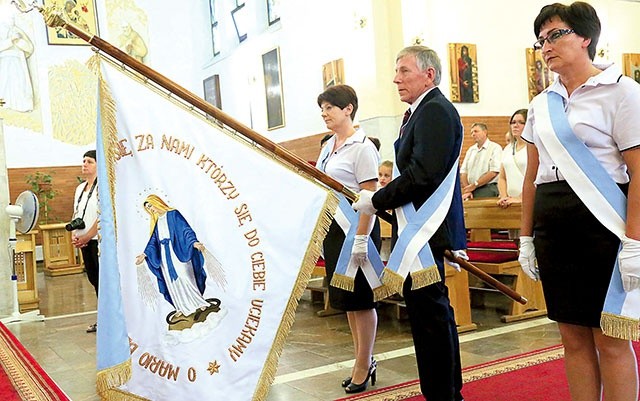 Biskup poświęcił m.in. sztandar Rycerstwa Niepokalanej.