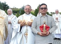 Juan Dayang z kopią figurki Dzieciątka z Cebu i o. Seweryn Lubecki z kopią figury Dzieciątka z Ziemi Świętej.