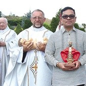 Juan Dayang z kopią figurki Dzieciątka z Cebu i o. Seweryn Lubecki z kopią figury Dzieciątka z Ziemi Świętej.