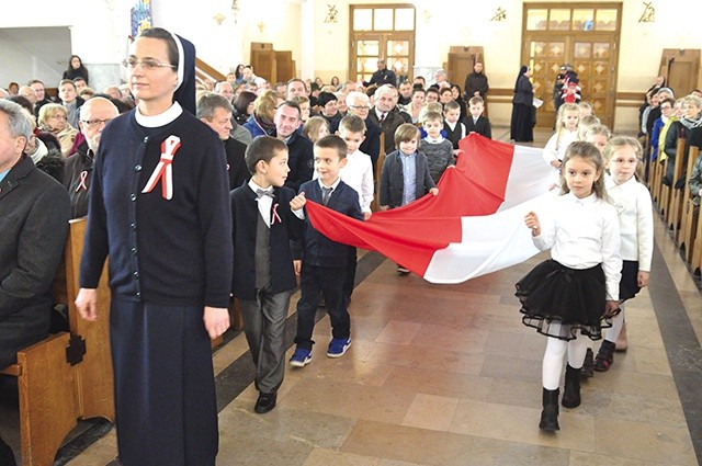 Siostry służebniczki dębickie do dzisiaj wychowują dzieci w duchu miłości ojczyzny.