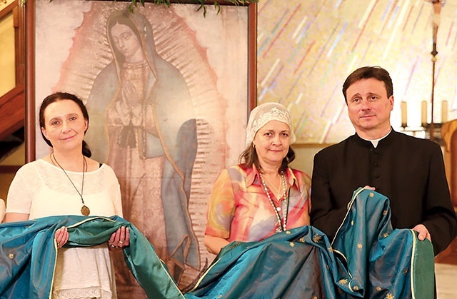 ▲	Od prawej: ks. kan. Jerzy Ryłko, Naty de Anda i Dorota Popowska przy obrazie w czechowickim kościele.
