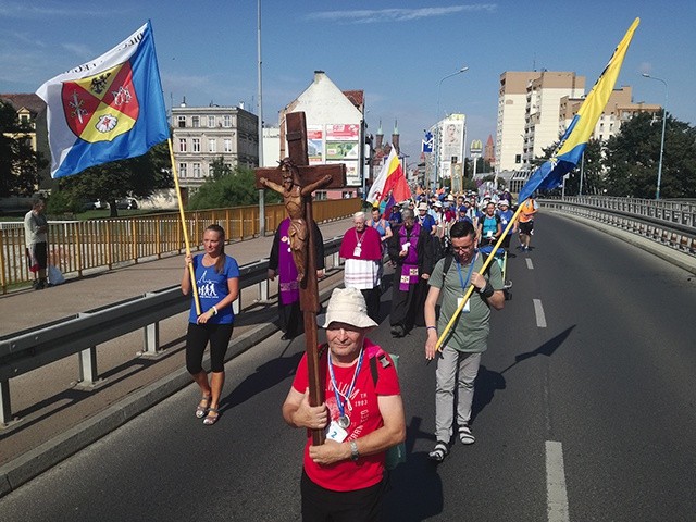 ▼	Biskup Stefan towarzyszył pątnikom podczas ich radosnego wyjścia z Legnicy.