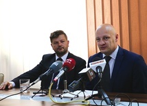 Do składania wniosków zachęcają J. Zawodnik (z lewej)  i M. Gierczak.