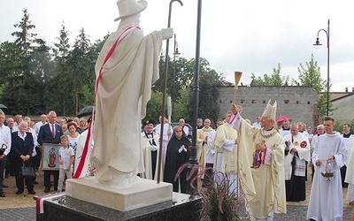 Pomnik pobłogosławił bp Adam Odzimek.