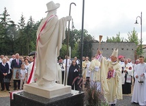 Pomnik pobłogosławił bp Adam Odzimek.
