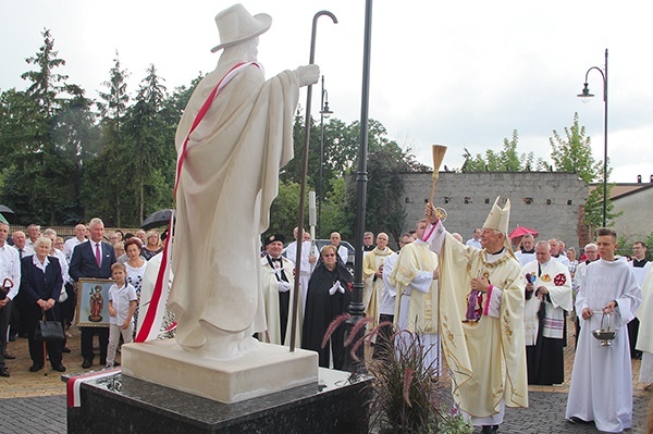 Pomnik pobłogosławił bp Adam Odzimek.