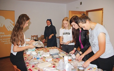 Młodzież wraz z siostrami apostolinkami przygotowała paczkę z opatrunkami na odleżyny dla Tbilisi. 