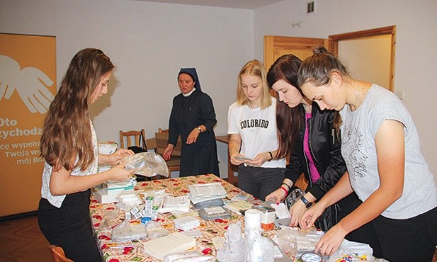 Młodzież wraz z siostrami apostolinkami przygotowała paczkę z opatrunkami na odleżyny dla Tbilisi. 