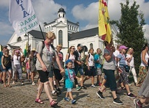 Wyjście spod kościoła Trójcy Przenajświętszej w Morągu.