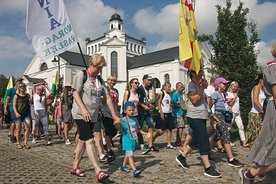 Wyjście spod kościoła Trójcy Przenajświętszej w Morągu.