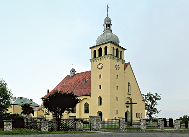 Kościół św. Józefa Robotnika w Zawadzie Książęcej (proj. Błażej Schenk, 1954–1956).