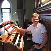 Andreas Jetter  przy organach w kościele św. Wojciecha w Elblągu.