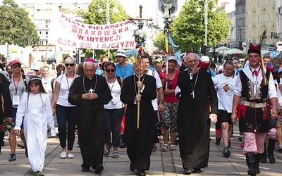 Tak rok temu wyglądało wejście pielgrzymów na jasnogórski szczyt.