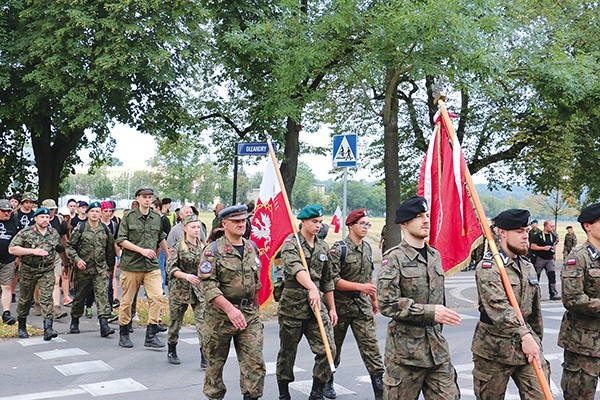 W marszu (38. po wojnie) biorą udział przedstawiciele wszystkich pokoleń – od dzieci po osoby w podeszłym wieku.