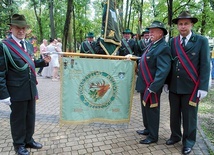 ▲	Myśliwi prezentują najstarszy sztandar w Polsce.