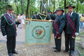 ▲	Myśliwi prezentują najstarszy sztandar w Polsce.