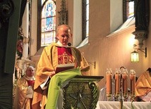 ▲	Ksiądz Krzysztof Herbut podczas składania przyrzeczeń.