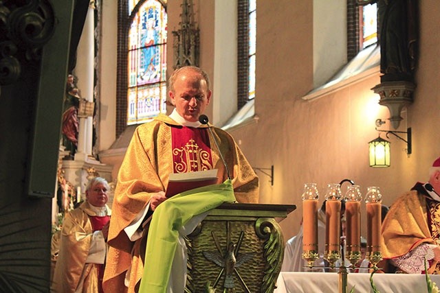 ▲	Ksiądz Krzysztof Herbut podczas składania przyrzeczeń.