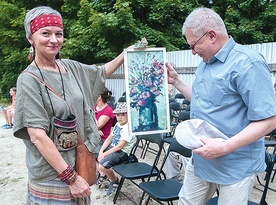 Licytatorzy mieli okazję także poznać jedną z malarek – Małgorzatę Borsukiewicz.