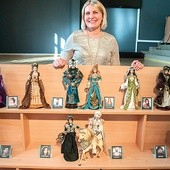Marta Papis i jej lalki  na gościńskiej wystawie.