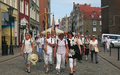 – Życzę wam z całego serca, abyście wyruszając na ten pątniczy szlak, szeroko otworzyli swoje umysły, swoje serca na pełnię darów Ducha Świętego – mówił bp Zieliński.