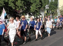 W wędrówce uczestniczą ludzie w różnym wieku. Nie brakuje także rodzin z małymi dziećmi. 