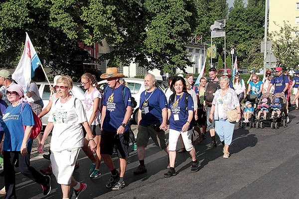 W wędrówce uczestniczą ludzie w różnym wieku. Nie brakuje także rodzin z małymi dziećmi. 