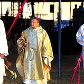 ▲	Poświęcenie krzyża na festiwalowym polu.