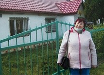 ►	Pani Krystyna przed rodzinnym domem w Lubieniu Wielkim k. Lwowa.