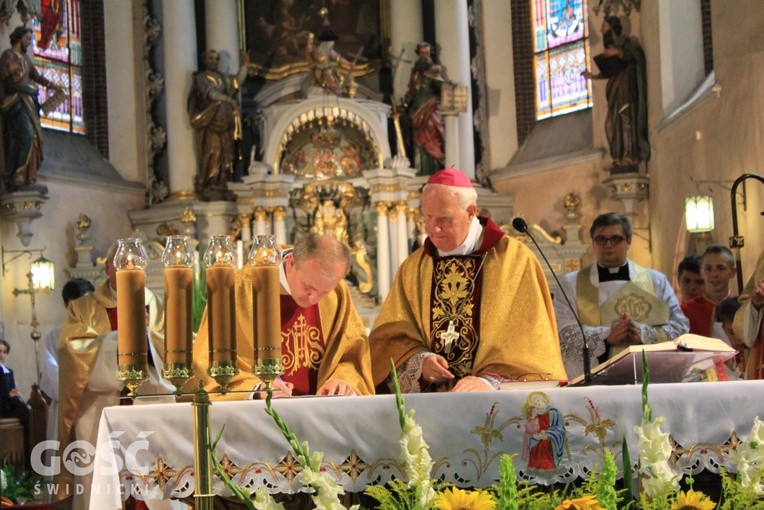 Ksiądz Krzysztof Herbut w czasie podpisywania stosownych dokumentów