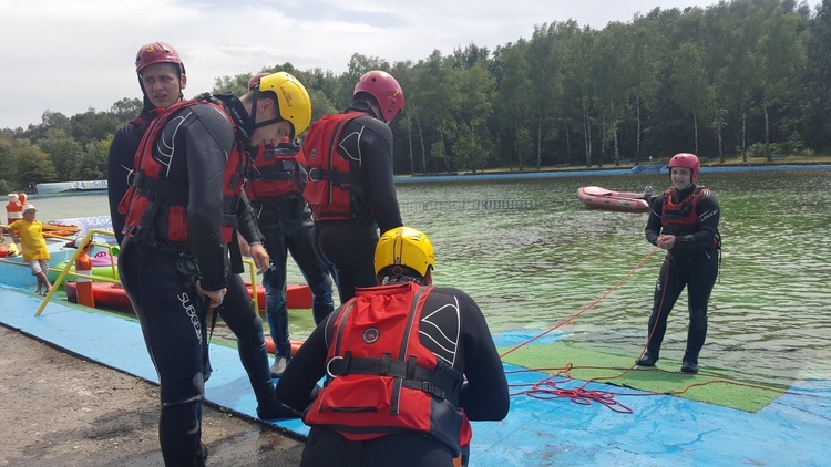 Strażacy i ratownicy wodni ćwiczą w Mysłowicach