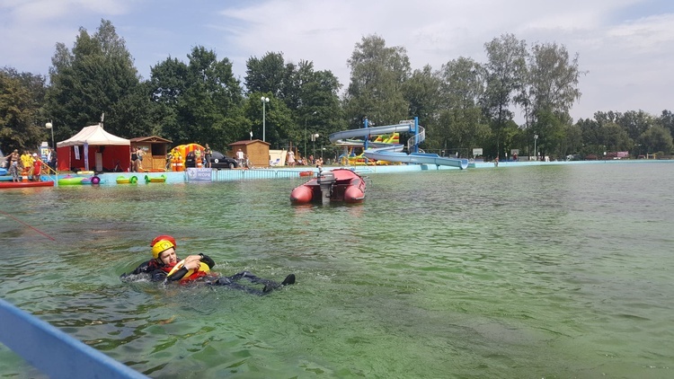 Strażacy i ratownicy wodni ćwiczą w Mysłowicach