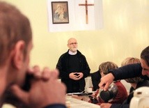 Ks. Marcin Marsollek podczas dnia skupienia w Winowie