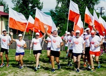 Uczestnicy sztafety wbiegają do Jedlni-Letniska, gdzie narodził się pomysł tej inicjatywy