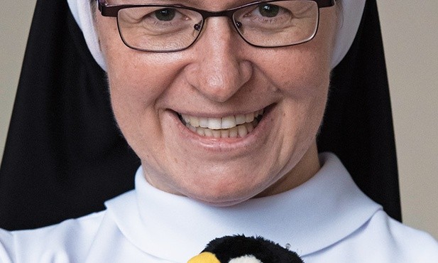 Pluszowe pingwiny w dłoniach s. Elizy Myk to nieprzypadkowy rekwizyt. Dominikanki z Broniszewic zasłynęły zabawnym filmem, w którym udają... pingwiny.