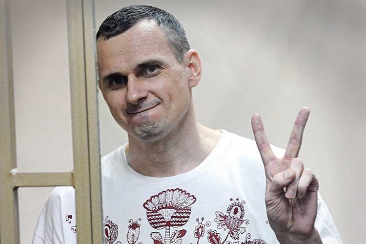 Oleg Sencow w czasie procesu – za kratami, w szklanej klatce, jakby był wyjątkowo groźnym przestępcą.