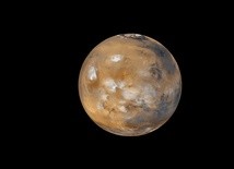 Wyraźnie widać,  że powierzchnia Marsa w wielu miejscach musiała być ukształtowana przez płynącą i stojącą wodę.