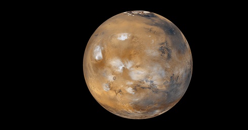 Wyraźnie widać,  że powierzchnia Marsa w wielu miejscach musiała być ukształtowana przez płynącą i stojącą wodę.