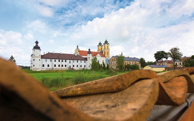 Ozdobą niespełna 6-tysięcznych Sejn jest dawny klasztor przypominający fortecę.