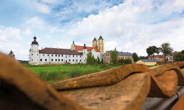 Ozdobą niespełna 6-tysięcznych Sejn jest dawny klasztor przypominający fortecę.