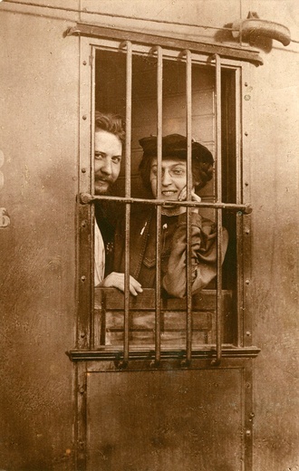 Julian Brzeziński z żoną Genowefą w drodze na Syberię w wagonie więziennym na peronie w Warszawie, 1905 r.