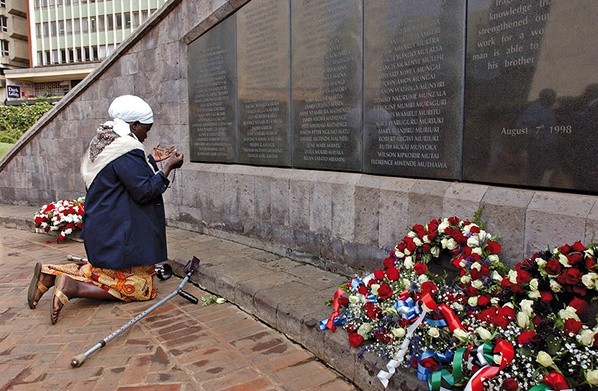 Na miejscu zniszczonej przez terrorystów ambasady USA w Nairobi stanął pomnik upamiętniający ofiary zamachu. Co roku 7 sierpnia ludzie modlą się tu i wspominają zabitych.