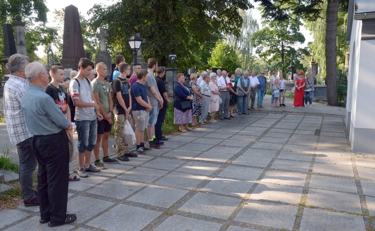 Klub Inteligencji Katolickiej modli się przy grobie bp. Edwarda Materskiego, pierwszego ordynariusza radomskiego, uczestnika Powstania Warszawskiego.