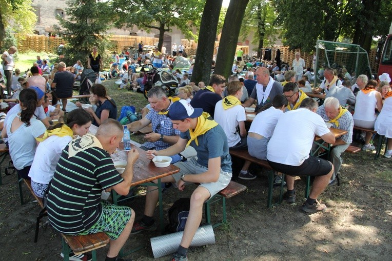 73. Pielgrzymka Rybnicka - grupy 6, 7, 8 i postój w Wilczy